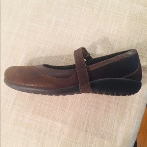 Naot Mary-Jane shoes with removable footbed. EUC!